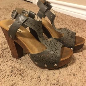 Buckle heel